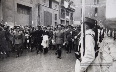 20/5/1947: imatges de la visita del general Francisco Franco a Manresa: l'arribada al pont de Sant Francesc, on és rebut per l'alcalde Joan Prat Pons i diverses autoritats civils i militars; el pas per la Muralla de Sant Francesc, l'arribada a la baixada de la Seu -on l'espera el bisbe de Vic, Joan Perelló-, l'entrada a la Seu sota pal·li i l'assistència al tedèum. En acabat, visita a les fàbriques Bertrand i Serra i Pirelli. Posteriorment, visita l'Ajuntament, on té lloc la recepció oficial. Tot seguit, aparició al balcó, on és aclamat per una gran multitud. Abans de marxar de Manresa, Franco visita la Cova de Sant Ignasi. Després es dirigeix al monestir de Montserrat. (Arxiu Comarcal del Bages: fons Llorenç Gamisans. Fotografies de Llorenç Gamisans i Miquel Ausió; fons Pérez de Rozas i altres sense identificar)
