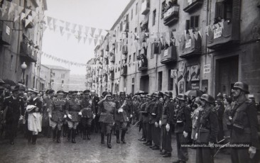 20/5/1947: imatges de la visita del general Francisco Franco a Manresa: l'arribada al pont de Sant Francesc, on és rebut per l'alcalde Joan Prat Pons i diverses autoritats civils i militars; el pas per la Muralla de Sant Francesc, l'arribada a la baixada de la Seu -on l'espera el bisbe de Vic, Joan Perelló-, l'entrada a la Seu sota pal·li i l'assistència al tedèum. En acabat, visita a les fàbriques Bertrand i Serra i Pirelli. Posteriorment, visita l'Ajuntament, on té lloc la recepció oficial. Tot seguit, aparició al balcó, on és aclamat per una gran multitud. Abans de marxar de Manresa, Franco visita la Cova de Sant Ignasi. Després es dirigeix al monestir de Montserrat. (Arxiu Comarcal del Bages: fons Llorenç Gamisans. Fotografies de Llorenç Gamisans i Miquel Ausió; fons Pérez de Rozas i altres sense identificar)