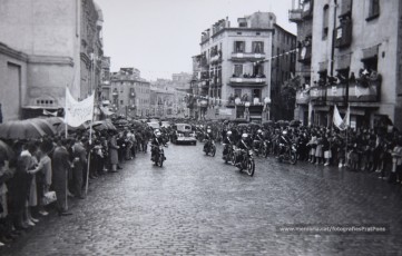 20/5/1947: imatges de la visita del general Francisco Franco a Manresa: l'arribada al pont de Sant Francesc, on és rebut per l'alcalde Joan Prat Pons i diverses autoritats civils i militars; el pas per la Muralla de Sant Francesc, l'arribada a la baixada de la Seu -on l'espera el bisbe de Vic, Joan Perelló-, l'entrada a la Seu sota pal·li i l'assistència al tedèum. En acabat, visita a les fàbriques Bertrand i Serra i Pirelli. Posteriorment, visita l'Ajuntament, on té lloc la recepció oficial. Tot seguit, aparició al balcó, on és aclamat per una gran multitud. Abans de marxar de Manresa, Franco visita la Cova de Sant Ignasi. Després es dirigeix al monestir de Montserrat. (Arxiu Comarcal del Bages: fons Llorenç Gamisans. Fotografies de Llorenç Gamisans i Miquel Ausió; fons Pérez de Rozas i altres sense identificar)