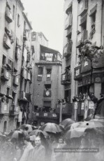 20/5/1947: imatges de la visita del general Francisco Franco a Manresa: l'arribada al pont de Sant Francesc, on és rebut per l'alcalde Joan Prat Pons i diverses autoritats civils i militars; el pas per la Muralla de Sant Francesc, l'arribada a la baixada de la Seu -on l'espera el bisbe de Vic, Joan Perelló-, l'entrada a la Seu sota pal·li i l'assistència al tedèum. En acabat, visita a les fàbriques Bertrand i Serra i Pirelli. Posteriorment, visita l'Ajuntament, on té lloc la recepció oficial. Tot seguit, aparició al balcó, on és aclamat per una gran multitud. Abans de marxar de Manresa, Franco visita la Cova de Sant Ignasi. Després es dirigeix al monestir de Montserrat. (Arxiu Comarcal del Bages: fons Llorenç Gamisans. Fotografies de Llorenç Gamisans i Miquel Ausió; fons Pérez de Rozas i altres sense identificar)