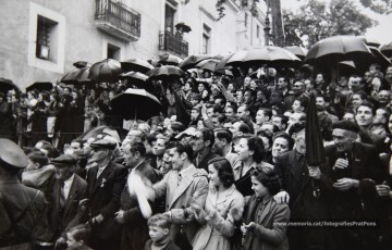 20/5/1947: imatges de la visita del general Francisco Franco a Manresa: l'arribada al pont de Sant Francesc, on és rebut per l'alcalde Joan Prat Pons i diverses autoritats civils i militars; el pas per la Muralla de Sant Francesc, l'arribada a la baixada de la Seu -on l'espera el bisbe de Vic, Joan Perelló-, l'entrada a la Seu sota pal·li i l'assistència al tedèum. En acabat, visita a les fàbriques Bertrand i Serra i Pirelli. Posteriorment, visita l'Ajuntament, on té lloc la recepció oficial. Tot seguit, aparició al balcó, on és aclamat per una gran multitud. Abans de marxar de Manresa, Franco visita la Cova de Sant Ignasi. Després es dirigeix al monestir de Montserrat. (Arxiu Comarcal del Bages: fons Llorenç Gamisans. Fotografies de Llorenç Gamisans i Miquel Ausió; fons Pérez de Rozas i altres sense identificar)