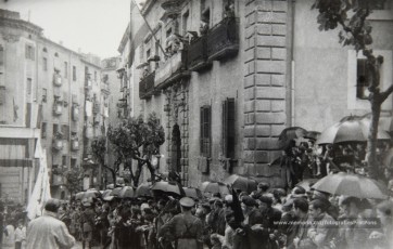 20/5/1947: imatges de la visita del general Francisco Franco a Manresa: l'arribada al pont de Sant Francesc, on és rebut per l'alcalde Joan Prat Pons i diverses autoritats civils i militars; el pas per la Muralla de Sant Francesc, l'arribada a la baixada de la Seu -on l'espera el bisbe de Vic, Joan Perelló-, l'entrada a la Seu sota pal·li i l'assistència al tedèum. En acabat, visita a les fàbriques Bertrand i Serra i Pirelli. Posteriorment, visita l'Ajuntament, on té lloc la recepció oficial. Tot seguit, aparició al balcó, on és aclamat per una gran multitud. Abans de marxar de Manresa, Franco visita la Cova de Sant Ignasi. Després es dirigeix al monestir de Montserrat. (Arxiu Comarcal del Bages: fons Llorenç Gamisans. Fotografies de Llorenç Gamisans i Miquel Ausió; fons Pérez de Rozas i altres sense identificar)