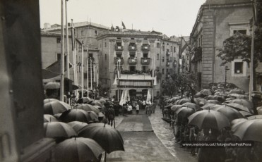 20/5/1947: imatges de la visita del general Francisco Franco a Manresa: l'arribada al pont de Sant Francesc, on és rebut per l'alcalde Joan Prat Pons i diverses autoritats civils i militars; el pas per la Muralla de Sant Francesc, l'arribada a la baixada de la Seu -on l'espera el bisbe de Vic, Joan Perelló-, l'entrada a la Seu sota pal·li i l'assistència al tedèum. En acabat, visita a les fàbriques Bertrand i Serra i Pirelli. Posteriorment, visita l'Ajuntament, on té lloc la recepció oficial. Tot seguit, aparició al balcó, on és aclamat per una gran multitud. Abans de marxar de Manresa, Franco visita la Cova de Sant Ignasi. Després es dirigeix al monestir de Montserrat. (Arxiu Comarcal del Bages: fons Llorenç Gamisans. Fotografies de Llorenç Gamisans i Miquel Ausió; fons Pérez de Rozas i altres sense identificar)