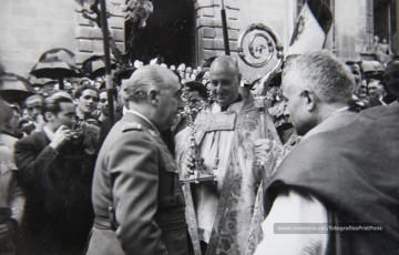 20/5/1947: imatges de la visita del general Francisco Franco a Manresa: l'arribada al pont de Sant Francesc, on és rebut per l'alcalde Joan Prat Pons i diverses autoritats civils i militars; el pas per la Muralla de Sant Francesc, l'arribada a la baixada de la Seu -on l'espera el bisbe de Vic, Joan Perelló-, l'entrada a la Seu sota pal·li i l'assistència al tedèum. En acabat, visita a les fàbriques Bertrand i Serra i Pirelli. Posteriorment, visita l'Ajuntament, on té lloc la recepció oficial. Tot seguit, aparició al balcó, on és aclamat per una gran multitud. Abans de marxar de Manresa, Franco visita la Cova de Sant Ignasi. Després es dirigeix al monestir de Montserrat. (Arxiu Comarcal del Bages: fons Llorenç Gamisans. Fotografies de Llorenç Gamisans i Miquel Ausió; fons Pérez de Rozas i altres sense identificar)