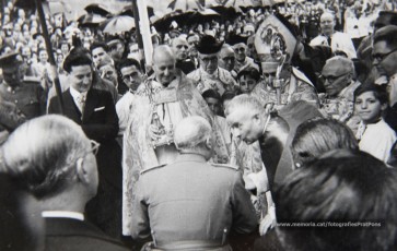 20/5/1947: imatges de la visita del general Francisco Franco a Manresa: l'arribada al pont de Sant Francesc, on és rebut per l'alcalde Joan Prat Pons i diverses autoritats civils i militars; el pas per la Muralla de Sant Francesc, l'arribada a la baixada de la Seu -on l'espera el bisbe de Vic, Joan Perelló-, l'entrada a la Seu sota pal·li i l'assistència al tedèum. En acabat, visita a les fàbriques Bertrand i Serra i Pirelli. Posteriorment, visita l'Ajuntament, on té lloc la recepció oficial. Tot seguit, aparició al balcó, on és aclamat per una gran multitud. Abans de marxar de Manresa, Franco visita la Cova de Sant Ignasi. Després es dirigeix al monestir de Montserrat. (Arxiu Comarcal del Bages: fons Llorenç Gamisans. Fotografies de Llorenç Gamisans i Miquel Ausió; fons Pérez de Rozas i altres sense identificar)