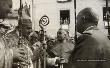 20/5/1947: imatges de la visita del general Francisco Franco a Manresa: l'arribada al pont de Sant Francesc, on és rebut per l'alcalde Joan Prat Pons i diverses autoritats civils i militars; el pas per la Muralla de Sant Francesc, l'arribada a la baixada de la Seu -on l'espera el bisbe de Vic, Joan Perelló-, l'entrada a la Seu sota pal·li i l'assistència al tedèum. En acabat, visita a les fàbriques Bertrand i Serra i Pirelli. Posteriorment, visita l'Ajuntament, on té lloc la recepció oficial. Tot seguit, aparició al balcó, on és aclamat per una gran multitud. Abans de marxar de Manresa, Franco visita la Cova de Sant Ignasi. Després es dirigeix al monestir de Montserrat. (Arxiu Comarcal del Bages: fons Llorenç Gamisans. Fotografies de Llorenç Gamisans i Miquel Ausió; fons Pérez de Rozas i altres sense identificar)
