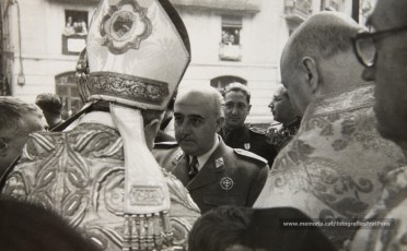 20/5/1947: imatges de la visita del general Francisco Franco a Manresa: l'arribada al pont de Sant Francesc, on és rebut per l'alcalde Joan Prat Pons i diverses autoritats civils i militars; el pas per la Muralla de Sant Francesc, l'arribada a la baixada de la Seu -on l'espera el bisbe de Vic, Joan Perelló-, l'entrada a la Seu sota pal·li i l'assistència al tedèum. En acabat, visita a les fàbriques Bertrand i Serra i Pirelli. Posteriorment, visita l'Ajuntament, on té lloc la recepció oficial. Tot seguit, aparició al balcó, on és aclamat per una gran multitud. Abans de marxar de Manresa, Franco visita la Cova de Sant Ignasi. Després es dirigeix al monestir de Montserrat. (Arxiu Comarcal del Bages: fons Llorenç Gamisans. Fotografies de Llorenç Gamisans i Miquel Ausió; fons Pérez de Rozas i altres sense identificar)