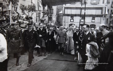 20/5/1947: imatges de la visita del general Francisco Franco a Manresa: l'arribada al pont de Sant Francesc, on és rebut per l'alcalde Joan Prat Pons i diverses autoritats civils i militars; el pas per la Muralla de Sant Francesc, l'arribada a la baixada de la Seu -on l'espera el bisbe de Vic, Joan Perelló-, l'entrada a la Seu sota pal·li i l'assistència al tedèum. En acabat, visita a les fàbriques Bertrand i Serra i Pirelli. Posteriorment, visita l'Ajuntament, on té lloc la recepció oficial. Tot seguit, aparició al balcó, on és aclamat per una gran multitud. Abans de marxar de Manresa, Franco visita la Cova de Sant Ignasi. Després es dirigeix al monestir de Montserrat. (Arxiu Comarcal del Bages: fons Llorenç Gamisans. Fotografies de Llorenç Gamisans i Miquel Ausió; fons Pérez de Rozas i altres sense identificar)