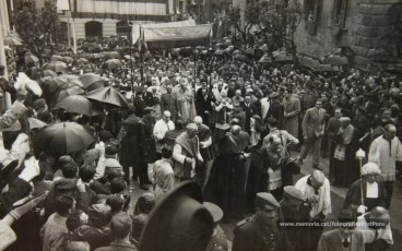 20/5/1947: imatges de la visita del general Francisco Franco a Manresa: l'arribada al pont de Sant Francesc, on és rebut per l'alcalde Joan Prat Pons i diverses autoritats civils i militars; el pas per la Muralla de Sant Francesc, l'arribada a la baixada de la Seu -on l'espera el bisbe de Vic, Joan Perelló-, l'entrada a la Seu sota pal·li i l'assistència al tedèum. En acabat, visita a les fàbriques Bertrand i Serra i Pirelli. Posteriorment, visita l'Ajuntament, on té lloc la recepció oficial. Tot seguit, aparició al balcó, on és aclamat per una gran multitud. Abans de marxar de Manresa, Franco visita la Cova de Sant Ignasi. Després es dirigeix al monestir de Montserrat. (Arxiu Comarcal del Bages: fons Llorenç Gamisans. Fotografies de Llorenç Gamisans i Miquel Ausió; fons Pérez de Rozas i altres sense identificar)
