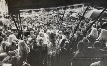 20/5/1947: imatges de la visita del general Francisco Franco a Manresa: l'arribada al pont de Sant Francesc, on és rebut per l'alcalde Joan Prat Pons i diverses autoritats civils i militars; el pas per la Muralla de Sant Francesc, l'arribada a la baixada de la Seu -on l'espera el bisbe de Vic, Joan Perelló-, l'entrada a la Seu sota pal·li i l'assistència al tedèum. En acabat, visita a les fàbriques Bertrand i Serra i Pirelli. Posteriorment, visita l'Ajuntament, on té lloc la recepció oficial. Tot seguit, aparició al balcó, on és aclamat per una gran multitud. Abans de marxar de Manresa, Franco visita la Cova de Sant Ignasi. Després es dirigeix al monestir de Montserrat. (Arxiu Comarcal del Bages: fons Llorenç Gamisans. Fotografies de Llorenç Gamisans i Miquel Ausió; fons Pérez de Rozas i altres sense identificar)