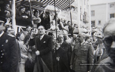20/5/1947: imatges de la visita del general Francisco Franco a Manresa: l'arribada al pont de Sant Francesc, on és rebut per l'alcalde Joan Prat Pons i diverses autoritats civils i militars; el pas per la Muralla de Sant Francesc, l'arribada a la baixada de la Seu -on l'espera el bisbe de Vic, Joan Perelló-, l'entrada a la Seu sota pal·li i l'assistència al tedèum. En acabat, visita a les fàbriques Bertrand i Serra i Pirelli. Posteriorment, visita l'Ajuntament, on té lloc la recepció oficial. Tot seguit, aparició al balcó, on és aclamat per una gran multitud. Abans de marxar de Manresa, Franco visita la Cova de Sant Ignasi. Després es dirigeix al monestir de Montserrat. (Arxiu Comarcal del Bages: fons Llorenç Gamisans. Fotografies de Llorenç Gamisans i Miquel Ausió; fons Pérez de Rozas i altres sense identificar)