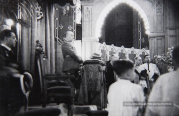 20/5/1947: imatges de la visita del general Francisco Franco a Manresa: l'arribada al pont de Sant Francesc, on és rebut per l'alcalde Joan Prat Pons i diverses autoritats civils i militars; el pas per la Muralla de Sant Francesc, l'arribada a la baixada de la Seu -on l'espera el bisbe de Vic, Joan Perelló-, l'entrada a la Seu sota pal·li i l'assistència al tedèum. En acabat, visita a les fàbriques Bertrand i Serra i Pirelli. Posteriorment, visita l'Ajuntament, on té lloc la recepció oficial. Tot seguit, aparició al balcó, on és aclamat per una gran multitud. Abans de marxar de Manresa, Franco visita la Cova de Sant Ignasi. Després es dirigeix al monestir de Montserrat. (Arxiu Comarcal del Bages: fons Llorenç Gamisans. Fotografies de Llorenç Gamisans i Miquel Ausió; fons Pérez de Rozas i altres sense identificar)