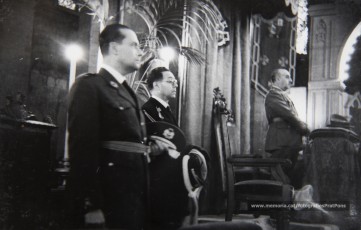 20/5/1947: imatges de la visita del general Francisco Franco a Manresa: l'arribada al pont de Sant Francesc, on és rebut per l'alcalde Joan Prat Pons i diverses autoritats civils i militars; el pas per la Muralla de Sant Francesc, l'arribada a la baixada de la Seu -on l'espera el bisbe de Vic, Joan Perelló-, l'entrada a la Seu sota pal·li i l'assistència al tedèum. En acabat, visita a les fàbriques Bertrand i Serra i Pirelli. Posteriorment, visita l'Ajuntament, on té lloc la recepció oficial. Tot seguit, aparició al balcó, on és aclamat per una gran multitud. Abans de marxar de Manresa, Franco visita la Cova de Sant Ignasi. Després es dirigeix al monestir de Montserrat. (Arxiu Comarcal del Bages: fons Llorenç Gamisans. Fotografies de Llorenç Gamisans i Miquel Ausió; fons Pérez de Rozas i altres sense identificar)