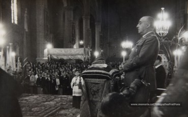 20/5/1947: imatges de la visita del general Francisco Franco a Manresa: l'arribada al pont de Sant Francesc, on és rebut per l'alcalde Joan Prat Pons i diverses autoritats civils i militars; el pas per la Muralla de Sant Francesc, l'arribada a la baixada de la Seu -on l'espera el bisbe de Vic, Joan Perelló-, l'entrada a la Seu sota pal·li i l'assistència al tedèum. En acabat, visita a les fàbriques Bertrand i Serra i Pirelli. Posteriorment, visita l'Ajuntament, on té lloc la recepció oficial. Tot seguit, aparició al balcó, on és aclamat per una gran multitud. Abans de marxar de Manresa, Franco visita la Cova de Sant Ignasi. Després es dirigeix al monestir de Montserrat. (Arxiu Comarcal del Bages: fons Llorenç Gamisans. Fotografies de Llorenç Gamisans i Miquel Ausió; fons Pérez de Rozas i altres sense identificar)