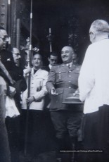 20/5/1947: imatges de la visita del general Francisco Franco a Manresa: l'arribada al pont de Sant Francesc, on és rebut per l'alcalde Joan Prat Pons i diverses autoritats civils i militars; el pas per la Muralla de Sant Francesc, l'arribada a la baixada de la Seu -on l'espera el bisbe de Vic, Joan Perelló-, l'entrada a la Seu sota pal·li i l'assistència al tedèum. En acabat, visita a les fàbriques Bertrand i Serra i Pirelli. Posteriorment, visita l'Ajuntament, on té lloc la recepció oficial. Tot seguit, aparició al balcó, on és aclamat per una gran multitud. Abans de marxar de Manresa, Franco visita la Cova de Sant Ignasi. Després es dirigeix al monestir de Montserrat. (Arxiu Comarcal del Bages: fons Llorenç Gamisans. Fotografies de Llorenç Gamisans i Miquel Ausió; fons Pérez de Rozas i altres sense identificar)
