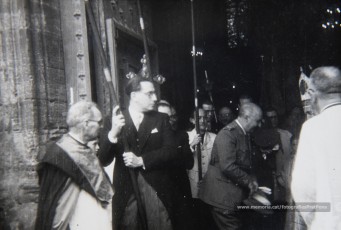 20/5/1947: imatges de la visita del general Francisco Franco a Manresa: l'arribada al pont de Sant Francesc, on és rebut per l'alcalde Joan Prat Pons i diverses autoritats civils i militars; el pas per la Muralla de Sant Francesc, l'arribada a la baixada de la Seu -on l'espera el bisbe de Vic, Joan Perelló-, l'entrada a la Seu sota pal·li i l'assistència al tedèum. En acabat, visita a les fàbriques Bertrand i Serra i Pirelli. Posteriorment, visita l'Ajuntament, on té lloc la recepció oficial. Tot seguit, aparició al balcó, on és aclamat per una gran multitud. Abans de marxar de Manresa, Franco visita la Cova de Sant Ignasi. Després es dirigeix al monestir de Montserrat. (Arxiu Comarcal del Bages: fons Llorenç Gamisans. Fotografies de Llorenç Gamisans i Miquel Ausió; fons Pérez de Rozas i altres sense identificar)