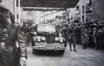 20/5/1947: imatges de la visita del general Francisco Franco a Manresa: l'arribada al pont de Sant Francesc, on és rebut per l'alcalde Joan Prat Pons i diverses autoritats civils i militars; el pas per la Muralla de Sant Francesc, l'arribada a la baixada de la Seu -on l'espera el bisbe de Vic, Joan Perelló-, l'entrada a la Seu sota pal·li i l'assistència al tedèum. En acabat, visita a les fàbriques Bertrand i Serra i Pirelli. Posteriorment, visita l'Ajuntament, on té lloc la recepció oficial. Tot seguit, aparició al balcó, on és aclamat per una gran multitud. Abans de marxar de Manresa, Franco visita la Cova de Sant Ignasi. Després es dirigeix al monestir de Montserrat. (Arxiu Comarcal del Bages: fons Llorenç Gamisans. Fotografies de Llorenç Gamisans i Miquel Ausió; fons Pérez de Rozas i altres sense identificar)