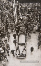 20/5/1947: imatges de la visita del general Francisco Franco a Manresa: l'arribada al pont de Sant Francesc, on és rebut per l'alcalde Joan Prat Pons i diverses autoritats civils i militars; el pas per la Muralla de Sant Francesc, l'arribada a la baixada de la Seu -on l'espera el bisbe de Vic, Joan Perelló-, l'entrada a la Seu sota pal·li i l'assistència al tedèum. En acabat, visita a les fàbriques Bertrand i Serra i Pirelli. Posteriorment, visita l'Ajuntament, on té lloc la recepció oficial. Tot seguit, aparició al balcó, on és aclamat per una gran multitud. Abans de marxar de Manresa, Franco visita la Cova de Sant Ignasi. Després es dirigeix al monestir de Montserrat. (Arxiu Comarcal del Bages: fons Llorenç Gamisans. Fotografies de Llorenç Gamisans i Miquel Ausió; fons Pérez de Rozas i altres sense identificar)