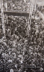 20/5/1947: imatges de la visita del general Francisco Franco a Manresa: l'arribada al pont de Sant Francesc, on és rebut per l'alcalde Joan Prat Pons i diverses autoritats civils i militars; el pas per la Muralla de Sant Francesc, l'arribada a la baixada de la Seu -on l'espera el bisbe de Vic, Joan Perelló-, l'entrada a la Seu sota pal·li i l'assistència al tedèum. En acabat, visita a les fàbriques Bertrand i Serra i Pirelli. Posteriorment, visita l'Ajuntament, on té lloc la recepció oficial. Tot seguit, aparició al balcó, on és aclamat per una gran multitud. Abans de marxar de Manresa, Franco visita la Cova de Sant Ignasi. Després es dirigeix al monestir de Montserrat. (Arxiu Comarcal del Bages: fons Llorenç Gamisans. Fotografies de Llorenç Gamisans i Miquel Ausió; fons Pérez de Rozas i altres sense identificar)