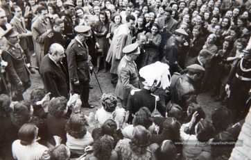 20/5/1947: imatges de la visita del general Francisco Franco a Manresa: l'arribada al pont de Sant Francesc, on és rebut per l'alcalde Joan Prat Pons i diverses autoritats civils i militars; el pas per la Muralla de Sant Francesc, l'arribada a la baixada de la Seu -on l'espera el bisbe de Vic, Joan Perelló-, l'entrada a la Seu sota pal·li i l'assistència al tedèum. En acabat, visita a les fàbriques Bertrand i Serra i Pirelli. Posteriorment, visita l'Ajuntament, on té lloc la recepció oficial. Tot seguit, aparició al balcó, on és aclamat per una gran multitud. Abans de marxar de Manresa, Franco visita la Cova de Sant Ignasi. Després es dirigeix al monestir de Montserrat. (Arxiu Comarcal del Bages: fons Llorenç Gamisans. Fotografies de Llorenç Gamisans i Miquel Ausió; fons Pérez de Rozas i altres sense identificar)