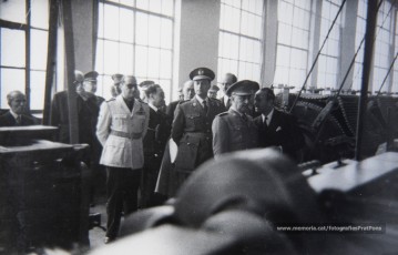 20/5/1947: imatges de la visita del general Francisco Franco a Manresa: l'arribada al pont de Sant Francesc, on és rebut per l'alcalde Joan Prat Pons i diverses autoritats civils i militars; el pas per la Muralla de Sant Francesc, l'arribada a la baixada de la Seu -on l'espera el bisbe de Vic, Joan Perelló-, l'entrada a la Seu sota pal·li i l'assistència al tedèum. En acabat, visita a les fàbriques Bertrand i Serra i Pirelli. Posteriorment, visita l'Ajuntament, on té lloc la recepció oficial. Tot seguit, aparició al balcó, on és aclamat per una gran multitud. Abans de marxar de Manresa, Franco visita la Cova de Sant Ignasi. Després es dirigeix al monestir de Montserrat. (Arxiu Comarcal del Bages: fons Llorenç Gamisans. Fotografies de Llorenç Gamisans i Miquel Ausió; fons Pérez de Rozas i altres sense identificar)