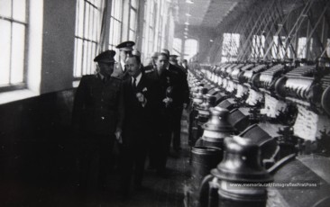 20/5/1947: imatges de la visita del general Francisco Franco a Manresa: l'arribada al pont de Sant Francesc, on és rebut per l'alcalde Joan Prat Pons i diverses autoritats civils i militars; el pas per la Muralla de Sant Francesc, l'arribada a la baixada de la Seu -on l'espera el bisbe de Vic, Joan Perelló-, l'entrada a la Seu sota pal·li i l'assistència al tedèum. En acabat, visita a les fàbriques Bertrand i Serra i Pirelli. Posteriorment, visita l'Ajuntament, on té lloc la recepció oficial. Tot seguit, aparició al balcó, on és aclamat per una gran multitud. Abans de marxar de Manresa, Franco visita la Cova de Sant Ignasi. Després es dirigeix al monestir de Montserrat. (Arxiu Comarcal del Bages: fons Llorenç Gamisans. Fotografies de Llorenç Gamisans i Miquel Ausió; fons Pérez de Rozas i altres sense identificar)