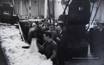 20/5/1947: imatges de la visita del general Francisco Franco a Manresa: l'arribada al pont de Sant Francesc, on és rebut per l'alcalde Joan Prat Pons i diverses autoritats civils i militars; el pas per la Muralla de Sant Francesc, l'arribada a la baixada de la Seu -on l'espera el bisbe de Vic, Joan Perelló-, l'entrada a la Seu sota pal·li i l'assistència al tedèum. En acabat, visita a les fàbriques Bertrand i Serra i Pirelli. Posteriorment, visita l'Ajuntament, on té lloc la recepció oficial. Tot seguit, aparició al balcó, on és aclamat per una gran multitud. Abans de marxar de Manresa, Franco visita la Cova de Sant Ignasi. Després es dirigeix al monestir de Montserrat. (Arxiu Comarcal del Bages: fons Llorenç Gamisans. Fotografies de Llorenç Gamisans i Miquel Ausió; fons Pérez de Rozas i altres sense identificar)