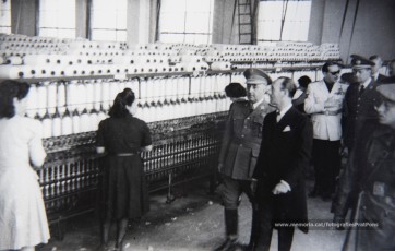 20/5/1947: imatges de la visita del general Francisco Franco a Manresa: l'arribada al pont de Sant Francesc, on és rebut per l'alcalde Joan Prat Pons i diverses autoritats civils i militars; el pas per la Muralla de Sant Francesc, l'arribada a la baixada de la Seu -on l'espera el bisbe de Vic, Joan Perelló-, l'entrada a la Seu sota pal·li i l'assistència al tedèum. En acabat, visita a les fàbriques Bertrand i Serra i Pirelli. Posteriorment, visita l'Ajuntament, on té lloc la recepció oficial. Tot seguit, aparició al balcó, on és aclamat per una gran multitud. Abans de marxar de Manresa, Franco visita la Cova de Sant Ignasi. Després es dirigeix al monestir de Montserrat. (Arxiu Comarcal del Bages: fons Llorenç Gamisans. Fotografies de Llorenç Gamisans i Miquel Ausió; fons Pérez de Rozas i altres sense identificar)