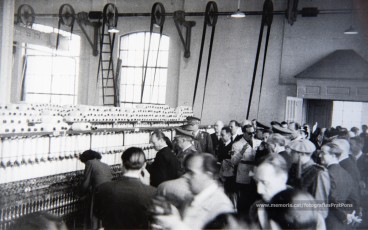 20/5/1947: imatges de la visita del general Francisco Franco a Manresa: l'arribada al pont de Sant Francesc, on és rebut per l'alcalde Joan Prat Pons i diverses autoritats civils i militars; el pas per la Muralla de Sant Francesc, l'arribada a la baixada de la Seu -on l'espera el bisbe de Vic, Joan Perelló-, l'entrada a la Seu sota pal·li i l'assistència al tedèum. En acabat, visita a les fàbriques Bertrand i Serra i Pirelli. Posteriorment, visita l'Ajuntament, on té lloc la recepció oficial. Tot seguit, aparició al balcó, on és aclamat per una gran multitud. Abans de marxar de Manresa, Franco visita la Cova de Sant Ignasi. Després es dirigeix al monestir de Montserrat. (Arxiu Comarcal del Bages: fons Llorenç Gamisans. Fotografies de Llorenç Gamisans i Miquel Ausió; fons Pérez de Rozas i altres sense identificar)