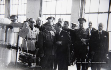 20/5/1947: imatges de la visita del general Francisco Franco a Manresa: l'arribada al pont de Sant Francesc, on és rebut per l'alcalde Joan Prat Pons i diverses autoritats civils i militars; el pas per la Muralla de Sant Francesc, l'arribada a la baixada de la Seu -on l'espera el bisbe de Vic, Joan Perelló-, l'entrada a la Seu sota pal·li i l'assistència al tedèum. En acabat, visita a les fàbriques Bertrand i Serra i Pirelli. Posteriorment, visita l'Ajuntament, on té lloc la recepció oficial. Tot seguit, aparició al balcó, on és aclamat per una gran multitud. Abans de marxar de Manresa, Franco visita la Cova de Sant Ignasi. Després es dirigeix al monestir de Montserrat. (Arxiu Comarcal del Bages: fons Llorenç Gamisans. Fotografies de Llorenç Gamisans i Miquel Ausió; fons Pérez de Rozas i altres sense identificar)