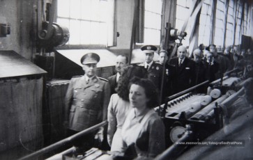 20/5/1947: imatges de la visita del general Francisco Franco a Manresa: l'arribada al pont de Sant Francesc, on és rebut per l'alcalde Joan Prat Pons i diverses autoritats civils i militars; el pas per la Muralla de Sant Francesc, l'arribada a la baixada de la Seu -on l'espera el bisbe de Vic, Joan Perelló-, l'entrada a la Seu sota pal·li i l'assistència al tedèum. En acabat, visita a les fàbriques Bertrand i Serra i Pirelli. Posteriorment, visita l'Ajuntament, on té lloc la recepció oficial. Tot seguit, aparició al balcó, on és aclamat per una gran multitud. Abans de marxar de Manresa, Franco visita la Cova de Sant Ignasi. Després es dirigeix al monestir de Montserrat. (Arxiu Comarcal del Bages: fons Llorenç Gamisans. Fotografies de Llorenç Gamisans i Miquel Ausió; fons Pérez de Rozas i altres sense identificar)