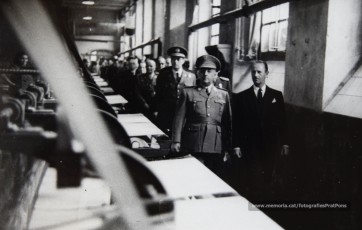 20/5/1947: imatges de la visita del general Francisco Franco a Manresa: l'arribada al pont de Sant Francesc, on és rebut per l'alcalde Joan Prat Pons i diverses autoritats civils i militars; el pas per la Muralla de Sant Francesc, l'arribada a la baixada de la Seu -on l'espera el bisbe de Vic, Joan Perelló-, l'entrada a la Seu sota pal·li i l'assistència al tedèum. En acabat, visita a les fàbriques Bertrand i Serra i Pirelli. Posteriorment, visita l'Ajuntament, on té lloc la recepció oficial. Tot seguit, aparició al balcó, on és aclamat per una gran multitud. Abans de marxar de Manresa, Franco visita la Cova de Sant Ignasi. Després es dirigeix al monestir de Montserrat. (Arxiu Comarcal del Bages: fons Llorenç Gamisans. Fotografies de Llorenç Gamisans i Miquel Ausió; fons Pérez de Rozas i altres sense identificar)