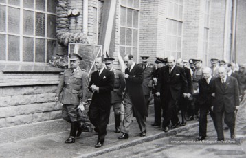 20/5/1947: imatges de la visita del general Francisco Franco a Manresa: l'arribada al pont de Sant Francesc, on és rebut per l'alcalde Joan Prat Pons i diverses autoritats civils i militars; el pas per la Muralla de Sant Francesc, l'arribada a la baixada de la Seu -on l'espera el bisbe de Vic, Joan Perelló-, l'entrada a la Seu sota pal·li i l'assistència al tedèum. En acabat, visita a les fàbriques Bertrand i Serra i Pirelli. Posteriorment, visita l'Ajuntament, on té lloc la recepció oficial. Tot seguit, aparició al balcó, on és aclamat per una gran multitud. Abans de marxar de Manresa, Franco visita la Cova de Sant Ignasi. Després es dirigeix al monestir de Montserrat. (Arxiu Comarcal del Bages: fons Llorenç Gamisans. Fotografies de Llorenç Gamisans i Miquel Ausió; fons Pérez de Rozas i altres sense identificar)