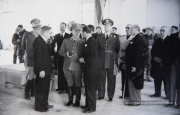 20/5/1947: imatges de la visita del general Francisco Franco a Manresa: l'arribada al pont de Sant Francesc, on és rebut per l'alcalde Joan Prat Pons i diverses autoritats civils i militars; el pas per la Muralla de Sant Francesc, l'arribada a la baixada de la Seu -on l'espera el bisbe de Vic, Joan Perelló-, l'entrada a la Seu sota pal·li i l'assistència al tedèum. En acabat, visita a les fàbriques Bertrand i Serra i Pirelli. Posteriorment, visita l'Ajuntament, on té lloc la recepció oficial. Tot seguit, aparició al balcó, on és aclamat per una gran multitud. Abans de marxar de Manresa, Franco visita la Cova de Sant Ignasi. Després es dirigeix al monestir de Montserrat. (Arxiu Comarcal del Bages: fons Llorenç Gamisans. Fotografies de Llorenç Gamisans i Miquel Ausió; fons Pérez de Rozas i altres sense identificar)