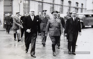 20/5/1947: imatges de la visita del general Francisco Franco a Manresa: l'arribada al pont de Sant Francesc, on és rebut per l'alcalde Joan Prat Pons i diverses autoritats civils i militars; el pas per la Muralla de Sant Francesc, l'arribada a la baixada de la Seu -on l'espera el bisbe de Vic, Joan Perelló-, l'entrada a la Seu sota pal·li i l'assistència al tedèum. En acabat, visita a les fàbriques Bertrand i Serra i Pirelli. Posteriorment, visita l'Ajuntament, on té lloc la recepció oficial. Tot seguit, aparició al balcó, on és aclamat per una gran multitud. Abans de marxar de Manresa, Franco visita la Cova de Sant Ignasi. Després es dirigeix al monestir de Montserrat. (Arxiu Comarcal del Bages: fons Llorenç Gamisans. Fotografies de Llorenç Gamisans i Miquel Ausió; fons Pérez de Rozas i altres sense identificar)