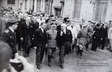 20/5/1947: imatges de la visita del general Francisco Franco a Manresa: l'arribada al pont de Sant Francesc, on és rebut per l'alcalde Joan Prat Pons i diverses autoritats civils i militars; el pas per la Muralla de Sant Francesc, l'arribada a la baixada de la Seu -on l'espera el bisbe de Vic, Joan Perelló-, l'entrada a la Seu sota pal·li i l'assistència al tedèum. En acabat, visita a les fàbriques Bertrand i Serra i Pirelli. Posteriorment, visita l'Ajuntament, on té lloc la recepció oficial. Tot seguit, aparició al balcó, on és aclamat per una gran multitud. Abans de marxar de Manresa, Franco visita la Cova de Sant Ignasi. Després es dirigeix al monestir de Montserrat. (Arxiu Comarcal del Bages: fons Llorenç Gamisans. Fotografies de Llorenç Gamisans i Miquel Ausió; fons Pérez de Rozas i altres sense identificar)