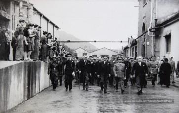 20/5/1947: imatges de la visita del general Francisco Franco a Manresa: l'arribada al pont de Sant Francesc, on és rebut per l'alcalde Joan Prat Pons i diverses autoritats civils i militars; el pas per la Muralla de Sant Francesc, l'arribada a la baixada de la Seu -on l'espera el bisbe de Vic, Joan Perelló-, l'entrada a la Seu sota pal·li i l'assistència al tedèum. En acabat, visita a les fàbriques Bertrand i Serra i Pirelli. Posteriorment, visita l'Ajuntament, on té lloc la recepció oficial. Tot seguit, aparició al balcó, on és aclamat per una gran multitud. Abans de marxar de Manresa, Franco visita la Cova de Sant Ignasi. Després es dirigeix al monestir de Montserrat. (Arxiu Comarcal del Bages: fons Llorenç Gamisans. Fotografies de Llorenç Gamisans i Miquel Ausió; fons Pérez de Rozas i altres sense identificar)