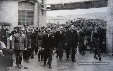 20/5/1947: imatges de la visita del general Francisco Franco a Manresa: l'arribada al pont de Sant Francesc, on és rebut per l'alcalde Joan Prat Pons i diverses autoritats civils i militars; el pas per la Muralla de Sant Francesc, l'arribada a la baixada de la Seu -on l'espera el bisbe de Vic, Joan Perelló-, l'entrada a la Seu sota pal·li i l'assistència al tedèum. En acabat, visita a les fàbriques Bertrand i Serra i Pirelli. Posteriorment, visita l'Ajuntament, on té lloc la recepció oficial. Tot seguit, aparició al balcó, on és aclamat per una gran multitud. Abans de marxar de Manresa, Franco visita la Cova de Sant Ignasi. Després es dirigeix al monestir de Montserrat. (Arxiu Comarcal del Bages: fons Llorenç Gamisans. Fotografies de Llorenç Gamisans i Miquel Ausió; fons Pérez de Rozas i altres sense identificar)