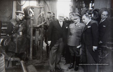 20/5/1947: imatges de la visita del general Francisco Franco a Manresa: l'arribada al pont de Sant Francesc, on és rebut per l'alcalde Joan Prat Pons i diverses autoritats civils i militars; el pas per la Muralla de Sant Francesc, l'arribada a la baixada de la Seu -on l'espera el bisbe de Vic, Joan Perelló-, l'entrada a la Seu sota pal·li i l'assistència al tedèum. En acabat, visita a les fàbriques Bertrand i Serra i Pirelli. Posteriorment, visita l'Ajuntament, on té lloc la recepció oficial. Tot seguit, aparició al balcó, on és aclamat per una gran multitud. Abans de marxar de Manresa, Franco visita la Cova de Sant Ignasi. Després es dirigeix al monestir de Montserrat. (Arxiu Comarcal del Bages: fons Llorenç Gamisans. Fotografies de Llorenç Gamisans i Miquel Ausió; fons Pérez de Rozas i altres sense identificar)