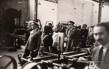 20/5/1947: imatges de la visita del general Francisco Franco a Manresa: l'arribada al pont de Sant Francesc, on és rebut per l'alcalde Joan Prat Pons i diverses autoritats civils i militars; el pas per la Muralla de Sant Francesc, l'arribada a la baixada de la Seu -on l'espera el bisbe de Vic, Joan Perelló-, l'entrada a la Seu sota pal·li i l'assistència al tedèum. En acabat, visita a les fàbriques Bertrand i Serra i Pirelli. Posteriorment, visita l'Ajuntament, on té lloc la recepció oficial. Tot seguit, aparició al balcó, on és aclamat per una gran multitud. Abans de marxar de Manresa, Franco visita la Cova de Sant Ignasi. Després es dirigeix al monestir de Montserrat. (Arxiu Comarcal del Bages: fons Llorenç Gamisans. Fotografies de Llorenç Gamisans i Miquel Ausió; fons Pérez de Rozas i altres sense identificar)