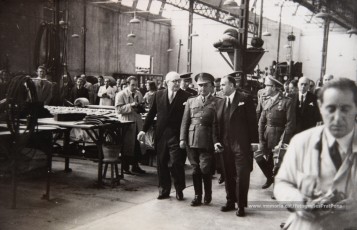 20/5/1947: imatges de la visita del general Francisco Franco a Manresa: l'arribada al pont de Sant Francesc, on és rebut per l'alcalde Joan Prat Pons i diverses autoritats civils i militars; el pas per la Muralla de Sant Francesc, l'arribada a la baixada de la Seu -on l'espera el bisbe de Vic, Joan Perelló-, l'entrada a la Seu sota pal·li i l'assistència al tedèum. En acabat, visita a les fàbriques Bertrand i Serra i Pirelli. Posteriorment, visita l'Ajuntament, on té lloc la recepció oficial. Tot seguit, aparició al balcó, on és aclamat per una gran multitud. Abans de marxar de Manresa, Franco visita la Cova de Sant Ignasi. Després es dirigeix al monestir de Montserrat. (Arxiu Comarcal del Bages: fons Llorenç Gamisans. Fotografies de Llorenç Gamisans i Miquel Ausió; fons Pérez de Rozas i altres sense identificar)