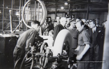 20/5/1947: imatges de la visita del general Francisco Franco a Manresa: l'arribada al pont de Sant Francesc, on és rebut per l'alcalde Joan Prat Pons i diverses autoritats civils i militars; el pas per la Muralla de Sant Francesc, l'arribada a la baixada de la Seu -on l'espera el bisbe de Vic, Joan Perelló-, l'entrada a la Seu sota pal·li i l'assistència al tedèum. En acabat, visita a les fàbriques Bertrand i Serra i Pirelli. Posteriorment, visita l'Ajuntament, on té lloc la recepció oficial. Tot seguit, aparició al balcó, on és aclamat per una gran multitud. Abans de marxar de Manresa, Franco visita la Cova de Sant Ignasi. Després es dirigeix al monestir de Montserrat. (Arxiu Comarcal del Bages: fons Llorenç Gamisans. Fotografies de Llorenç Gamisans i Miquel Ausió; fons Pérez de Rozas i altres sense identificar)