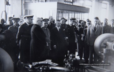 20/5/1947: imatges de la visita del general Francisco Franco a Manresa: l'arribada al pont de Sant Francesc, on és rebut per l'alcalde Joan Prat Pons i diverses autoritats civils i militars; el pas per la Muralla de Sant Francesc, l'arribada a la baixada de la Seu -on l'espera el bisbe de Vic, Joan Perelló-, l'entrada a la Seu sota pal·li i l'assistència al tedèum. En acabat, visita a les fàbriques Bertrand i Serra i Pirelli. Posteriorment, visita l'Ajuntament, on té lloc la recepció oficial. Tot seguit, aparició al balcó, on és aclamat per una gran multitud. Abans de marxar de Manresa, Franco visita la Cova de Sant Ignasi. Després es dirigeix al monestir de Montserrat. (Arxiu Comarcal del Bages: fons Llorenç Gamisans. Fotografies de Llorenç Gamisans i Miquel Ausió; fons Pérez de Rozas i altres sense identificar)