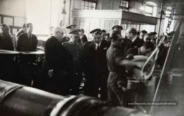 20/5/1947: imatges de la visita del general Francisco Franco a Manresa: l'arribada al pont de Sant Francesc, on és rebut per l'alcalde Joan Prat Pons i diverses autoritats civils i militars; el pas per la Muralla de Sant Francesc, l'arribada a la baixada de la Seu -on l'espera el bisbe de Vic, Joan Perelló-, l'entrada a la Seu sota pal·li i l'assistència al tedèum. En acabat, visita a les fàbriques Bertrand i Serra i Pirelli. Posteriorment, visita l'Ajuntament, on té lloc la recepció oficial. Tot seguit, aparició al balcó, on és aclamat per una gran multitud. Abans de marxar de Manresa, Franco visita la Cova de Sant Ignasi. Després es dirigeix al monestir de Montserrat. (Arxiu Comarcal del Bages: fons Llorenç Gamisans. Fotografies de Llorenç Gamisans i Miquel Ausió; fons Pérez de Rozas i altres sense identificar)