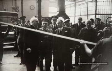 20/5/1947: imatges de la visita del general Francisco Franco a Manresa: l'arribada al pont de Sant Francesc, on és rebut per l'alcalde Joan Prat Pons i diverses autoritats civils i militars; el pas per la Muralla de Sant Francesc, l'arribada a la baixada de la Seu -on l'espera el bisbe de Vic, Joan Perelló-, l'entrada a la Seu sota pal·li i l'assistència al tedèum. En acabat, visita a les fàbriques Bertrand i Serra i Pirelli. Posteriorment, visita l'Ajuntament, on té lloc la recepció oficial. Tot seguit, aparició al balcó, on és aclamat per una gran multitud. Abans de marxar de Manresa, Franco visita la Cova de Sant Ignasi. Després es dirigeix al monestir de Montserrat. (Arxiu Comarcal del Bages: fons Llorenç Gamisans. Fotografies de Llorenç Gamisans i Miquel Ausió; fons Pérez de Rozas i altres sense identificar)