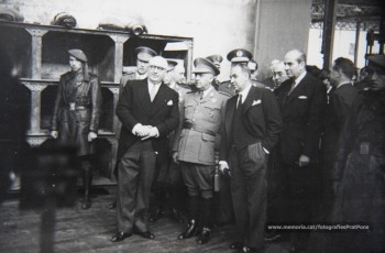 20/5/1947: imatges de la visita del general Francisco Franco a Manresa: l'arribada al pont de Sant Francesc, on és rebut per l'alcalde Joan Prat Pons i diverses autoritats civils i militars; el pas per la Muralla de Sant Francesc, l'arribada a la baixada de la Seu -on l'espera el bisbe de Vic, Joan Perelló-, l'entrada a la Seu sota pal·li i l'assistència al tedèum. En acabat, visita a les fàbriques Bertrand i Serra i Pirelli. Posteriorment, visita l'Ajuntament, on té lloc la recepció oficial. Tot seguit, aparició al balcó, on és aclamat per una gran multitud. Abans de marxar de Manresa, Franco visita la Cova de Sant Ignasi. Després es dirigeix al monestir de Montserrat. (Arxiu Comarcal del Bages: fons Llorenç Gamisans. Fotografies de Llorenç Gamisans i Miquel Ausió; fons Pérez de Rozas i altres sense identificar)