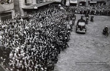 20/5/1947: imatges de la visita del general Francisco Franco a Manresa: l'arribada al pont de Sant Francesc, on és rebut per l'alcalde Joan Prat Pons i diverses autoritats civils i militars; el pas per la Muralla de Sant Francesc, l'arribada a la baixada de la Seu -on l'espera el bisbe de Vic, Joan Perelló-, l'entrada a la Seu sota pal·li i l'assistència al tedèum. En acabat, visita a les fàbriques Bertrand i Serra i Pirelli. Posteriorment, visita l'Ajuntament, on té lloc la recepció oficial. Tot seguit, aparició al balcó, on és aclamat per una gran multitud. Abans de marxar de Manresa, Franco visita la Cova de Sant Ignasi. Després es dirigeix al monestir de Montserrat. (Arxiu Comarcal del Bages: fons Llorenç Gamisans. Fotografies de Llorenç Gamisans i Miquel Ausió; fons Pérez de Rozas i altres sense identificar)