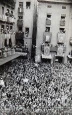 20/5/1947: imatges de la visita del general Francisco Franco a Manresa: l'arribada al pont de Sant Francesc, on és rebut per l'alcalde Joan Prat Pons i diverses autoritats civils i militars; el pas per la Muralla de Sant Francesc, l'arribada a la baixada de la Seu -on l'espera el bisbe de Vic, Joan Perelló-, l'entrada a la Seu sota pal·li i l'assistència al tedèum. En acabat, visita a les fàbriques Bertrand i Serra i Pirelli. Posteriorment, visita l'Ajuntament, on té lloc la recepció oficial. Tot seguit, aparició al balcó, on és aclamat per una gran multitud. Abans de marxar de Manresa, Franco visita la Cova de Sant Ignasi. Després es dirigeix al monestir de Montserrat. (Arxiu Comarcal del Bages: fons Llorenç Gamisans. Fotografies de Llorenç Gamisans i Miquel Ausió; fons Pérez de Rozas i altres sense identificar)