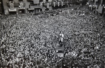 20/5/1947: imatges de la visita del general Francisco Franco a Manresa: l'arribada al pont de Sant Francesc, on és rebut per l'alcalde Joan Prat Pons i diverses autoritats civils i militars; el pas per la Muralla de Sant Francesc, l'arribada a la baixada de la Seu -on l'espera el bisbe de Vic, Joan Perelló-, l'entrada a la Seu sota pal·li i l'assistència al tedèum. En acabat, visita a les fàbriques Bertrand i Serra i Pirelli. Posteriorment, visita l'Ajuntament, on té lloc la recepció oficial. Tot seguit, aparició al balcó, on és aclamat per una gran multitud. Abans de marxar de Manresa, Franco visita la Cova de Sant Ignasi. Després es dirigeix al monestir de Montserrat. (Arxiu Comarcal del Bages: fons Llorenç Gamisans. Fotografies de Llorenç Gamisans i Miquel Ausió; fons Pérez de Rozas i altres sense identificar)