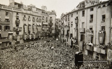 20/5/1947: imatges de la visita del general Francisco Franco a Manresa: l'arribada al pont de Sant Francesc, on és rebut per l'alcalde Joan Prat Pons i diverses autoritats civils i militars; el pas per la Muralla de Sant Francesc, l'arribada a la baixada de la Seu -on l'espera el bisbe de Vic, Joan Perelló-, l'entrada a la Seu sota pal·li i l'assistència al tedèum. En acabat, visita a les fàbriques Bertrand i Serra i Pirelli. Posteriorment, visita l'Ajuntament, on té lloc la recepció oficial. Tot seguit, aparició al balcó, on és aclamat per una gran multitud. Abans de marxar de Manresa, Franco visita la Cova de Sant Ignasi. Després es dirigeix al monestir de Montserrat. (Arxiu Comarcal del Bages: fons Llorenç Gamisans. Fotografies de Llorenç Gamisans i Miquel Ausió; fons Pérez de Rozas i altres sense identificar)